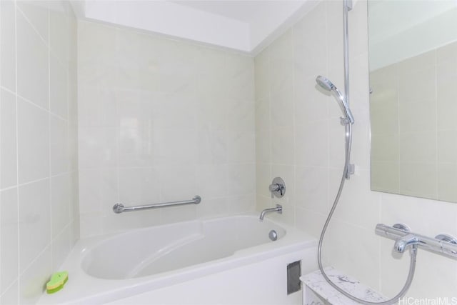 bathroom featuring tiled shower / bath