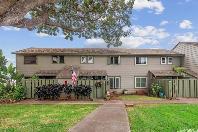 view of front facade with a front yard