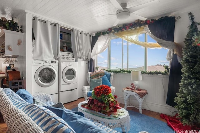 clothes washing area with ceiling fan and washing machine and dryer