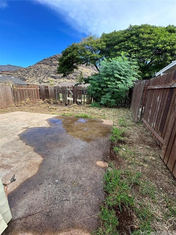 view of yard featuring a mountain view