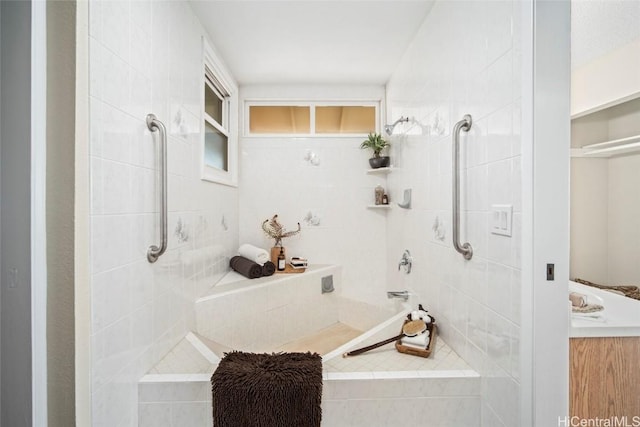 bathroom featuring a tile shower