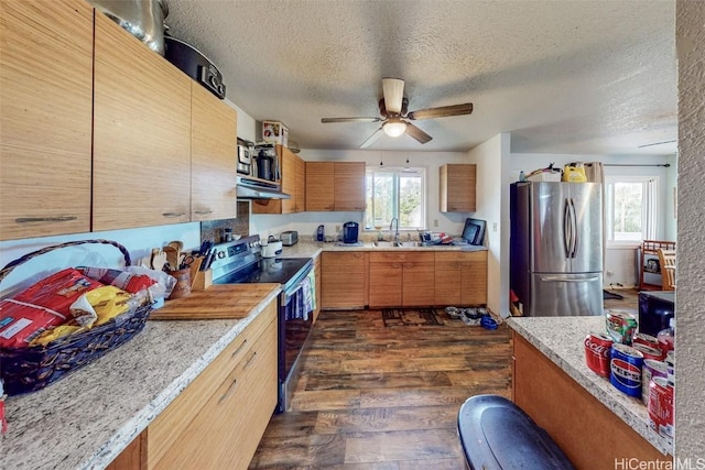 kitchen featuring sink, black electric range, a textured ceiling, dark hardwood / wood-style floors, and stainless steel fridge