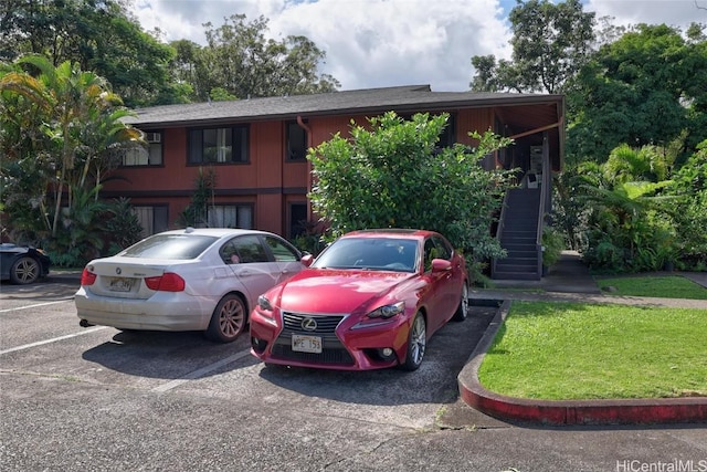 view of front of property featuring a front lawn