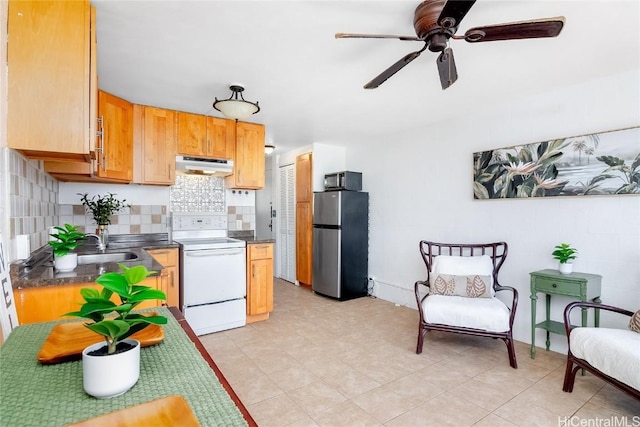 kitchen with sink, stainless steel fridge, decorative backsplash, electric range, and ceiling fan