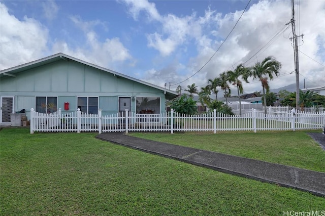 view of front of house with a front lawn