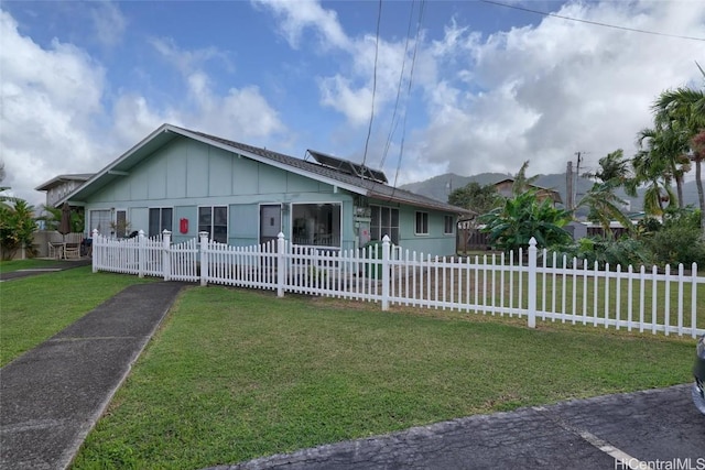 ranch-style home featuring a front lawn