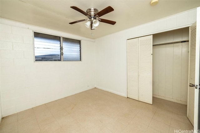 unfurnished bedroom with ceiling fan and a closet