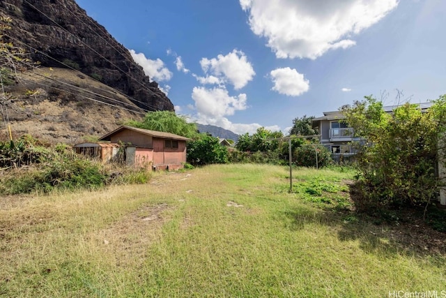 view of yard featuring a mountain view