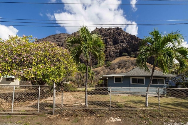 view of yard featuring a mountain view