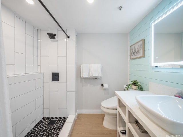 364 Seaside Ave Unit 403, Honolulu, HI 96815 - full bathroom featuring a tile shower, toilet, vanity, wood finished floors, and baseboards