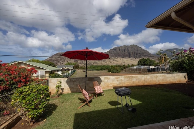 view of yard with a mountain view