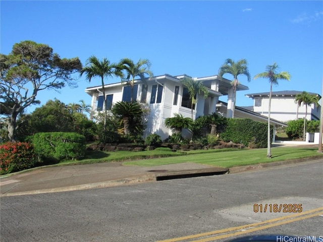 view of front facade featuring a front lawn