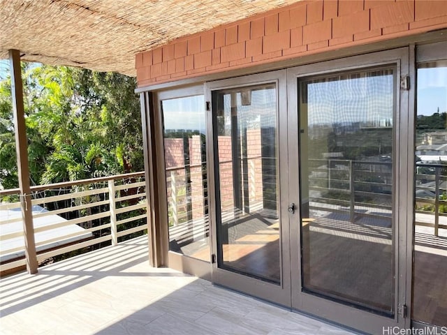 property entrance featuring a balcony