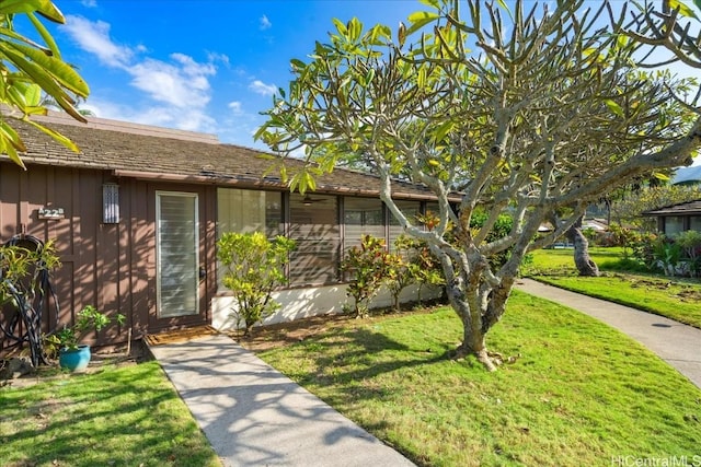 view of front of house with a front lawn