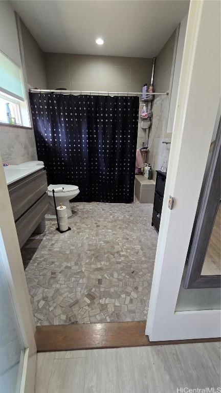 bathroom with a shower with shower curtain and vanity