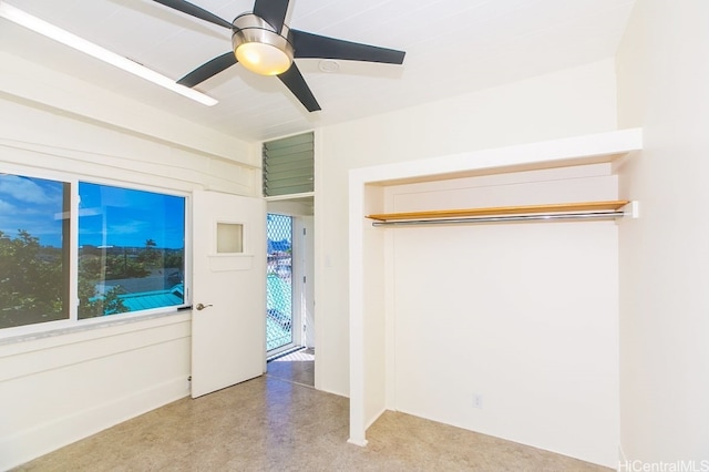 unfurnished bedroom featuring a ceiling fan