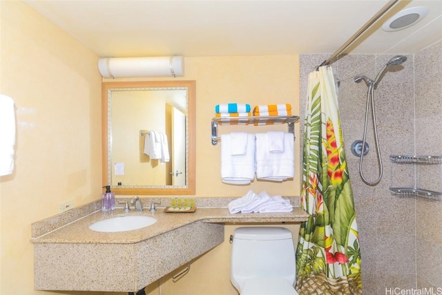 bathroom featuring a wall unit AC, curtained shower, sink, and toilet