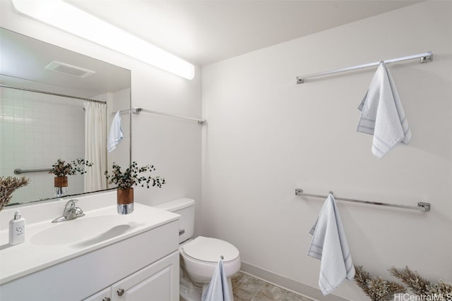 bathroom with a shower with curtain, vanity, and toilet