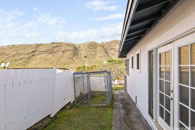 view of yard with a mountain view