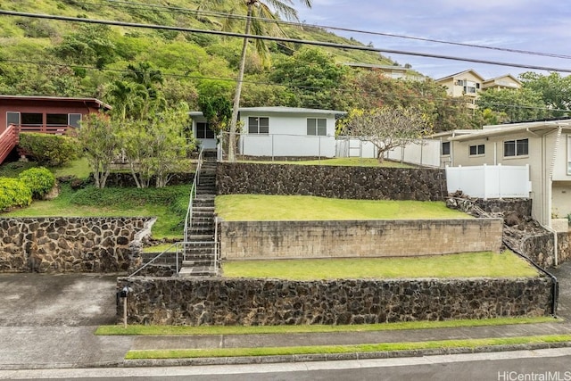 view of front of house featuring a front lawn