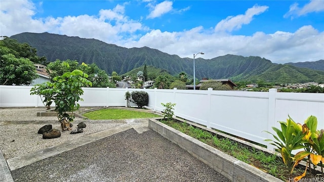 view of yard featuring a mountain view