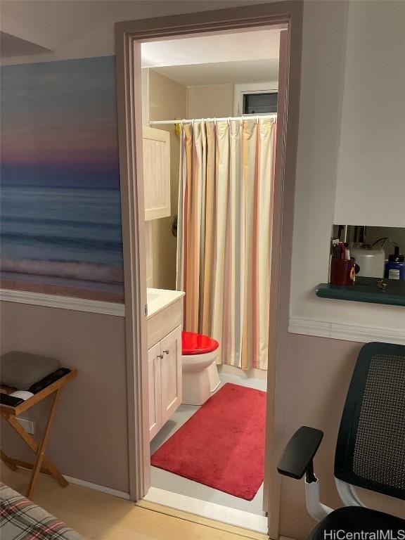 bathroom featuring a shower with curtain, vanity, and toilet