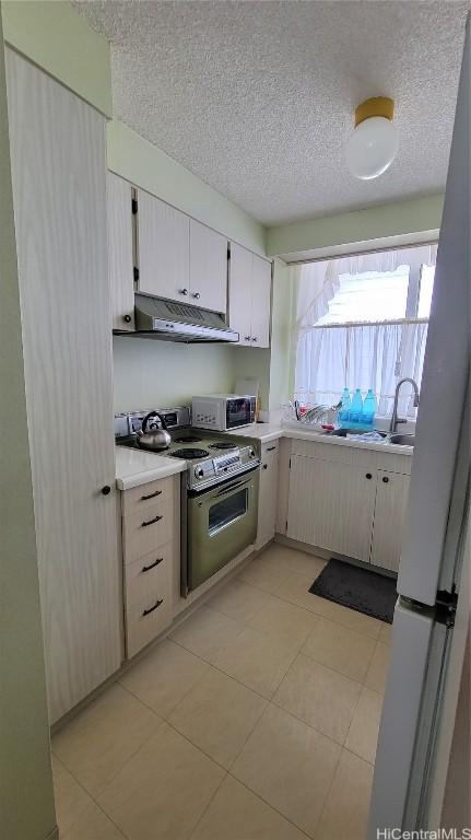 kitchen with sink, a textured ceiling, and stainless steel electric range