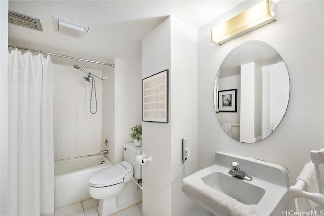 full bathroom featuring tile patterned flooring, toilet, shower / bath combo with shower curtain, and sink