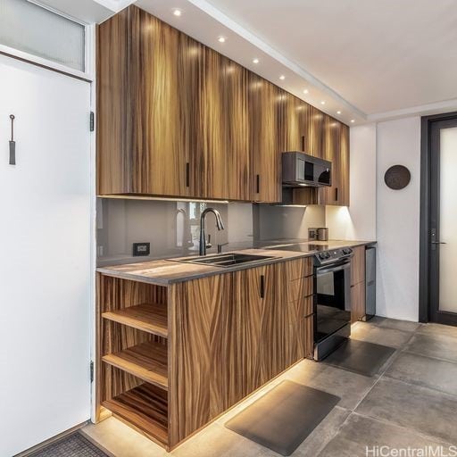 kitchen featuring sink, electric range, and kitchen peninsula