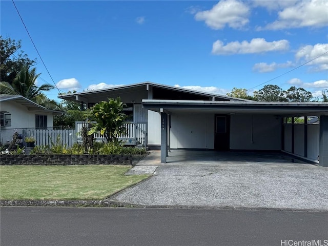 view of front of house featuring a carport and a front yard