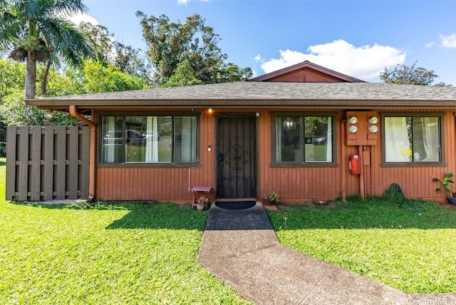 view of front of house featuring a front lawn