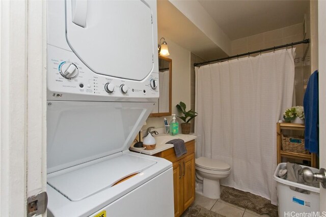 clothes washing area with sink, stacked washer and dryer, and light tile patterned flooring