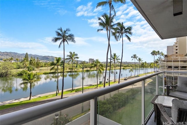 water view with a mountain view