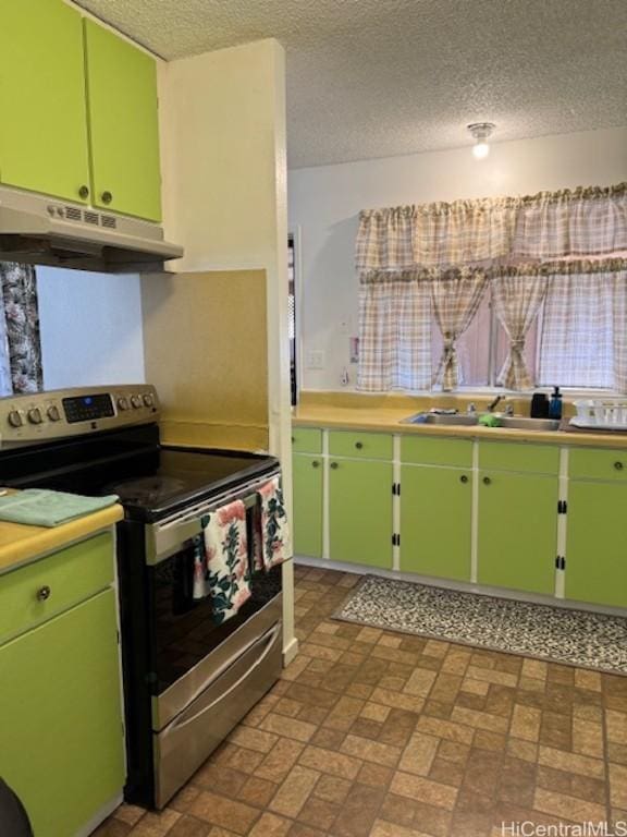 kitchen featuring a textured ceiling, stainless steel electric stove, green cabinets, and sink