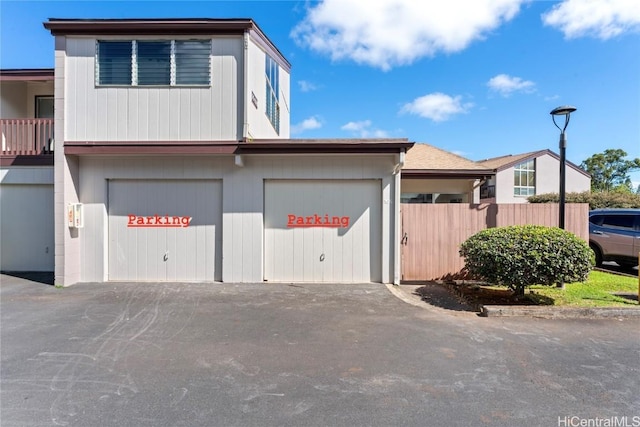 view of front facade featuring a garage