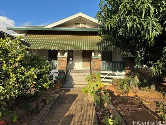 view of front of property featuring a porch