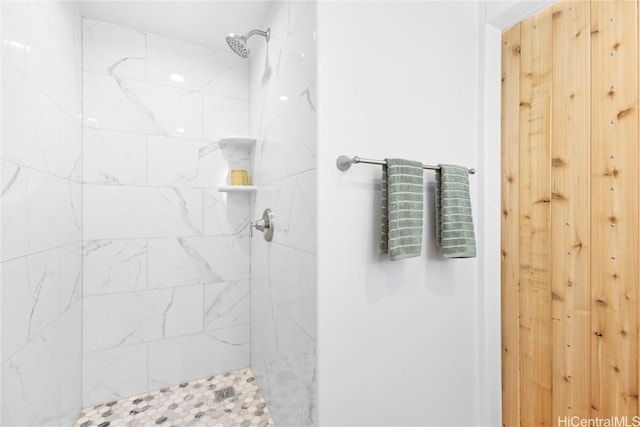 bathroom featuring tiled shower