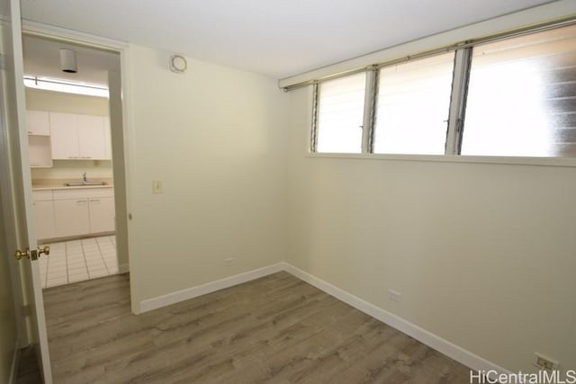 unfurnished room featuring dark wood-type flooring and sink