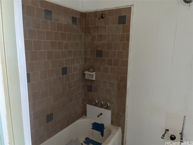 bathroom featuring tiled shower / bath