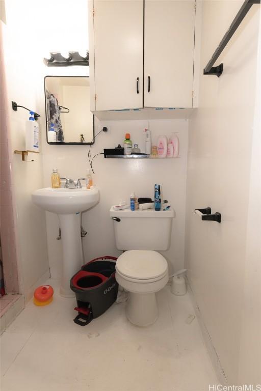 bathroom featuring toilet and sink