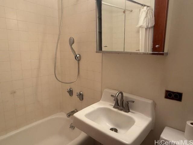 full bathroom featuring shower / bath combo with shower curtain, sink, and toilet