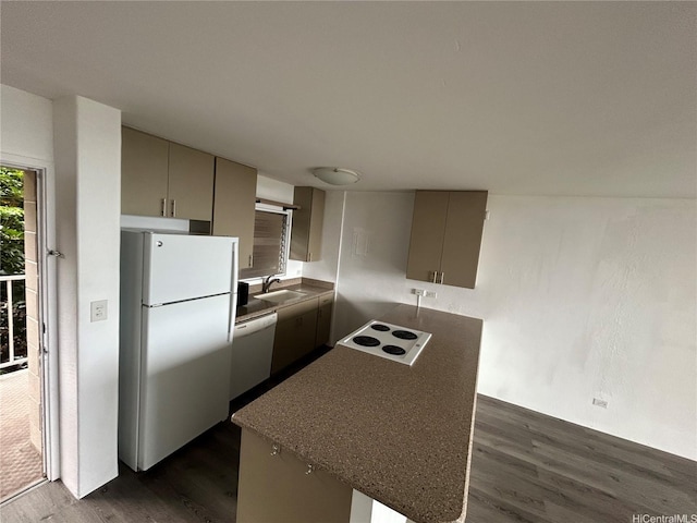 kitchen with a sink, dishwasher, dark wood finished floors, freestanding refrigerator, and gray cabinetry