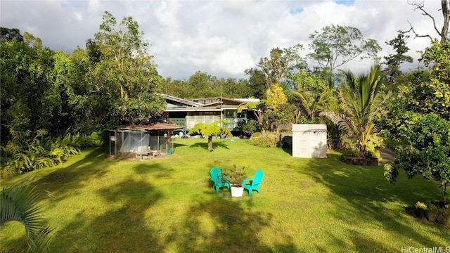 view of yard featuring a storage shed