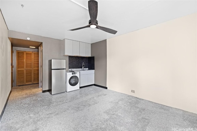 clothes washing area with washer / clothes dryer and ceiling fan