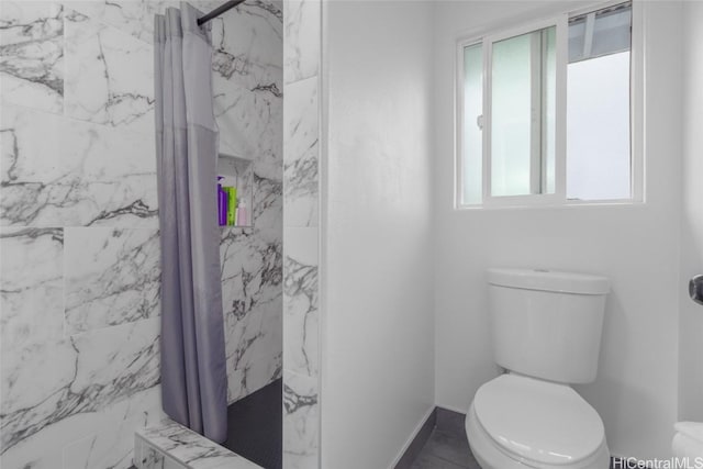 bathroom featuring toilet, plenty of natural light, and curtained shower