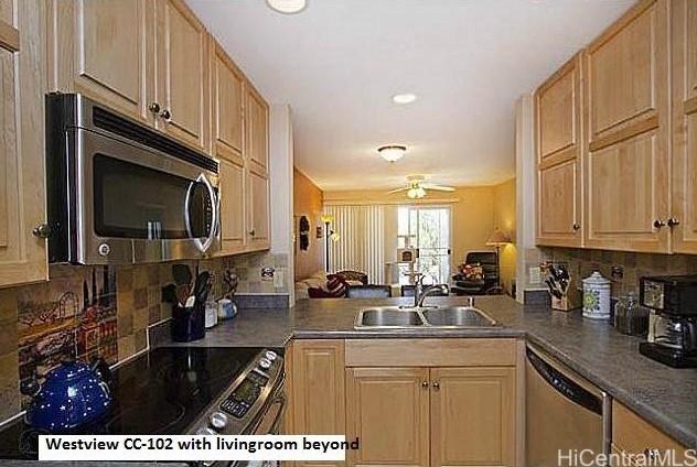 kitchen featuring sink, tasteful backsplash, kitchen peninsula, ceiling fan, and stainless steel appliances