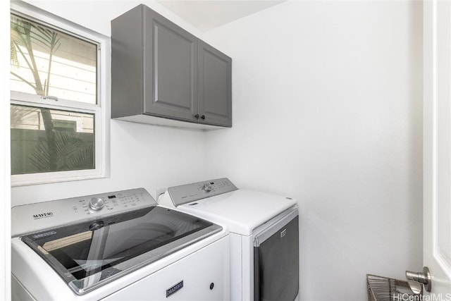 laundry room with cabinets and independent washer and dryer