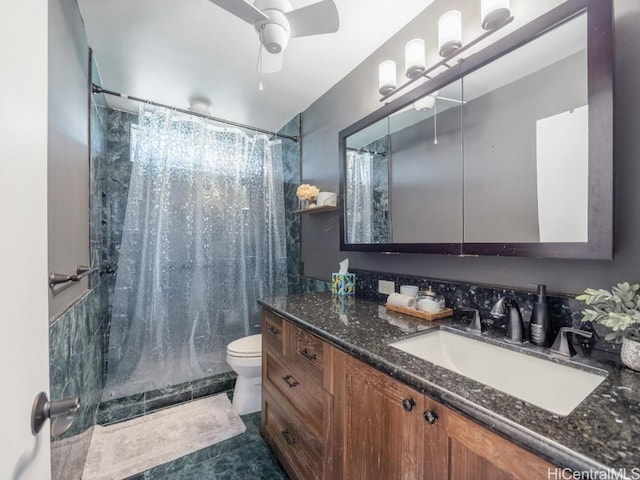 bathroom with ceiling fan, a shower with shower curtain, vanity, and toilet