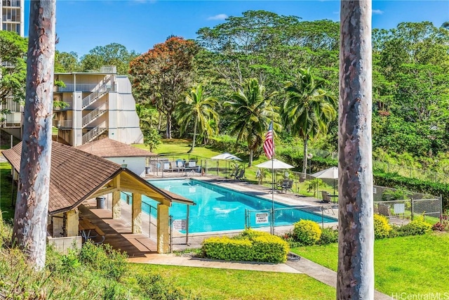 view of swimming pool featuring a yard