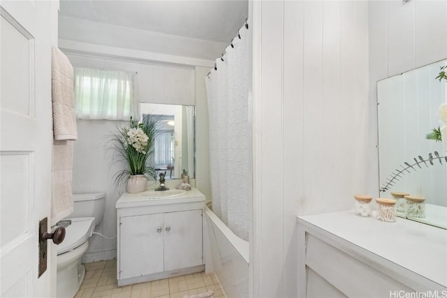 full bathroom with shower / bath combination with curtain, vanity, and toilet